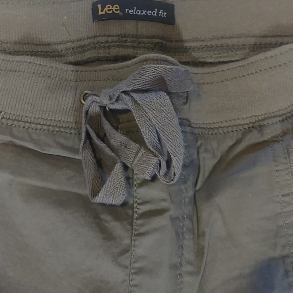 Lee Relaxed Fit Olive Cargo Capri Pants - Picture 2 of 8
